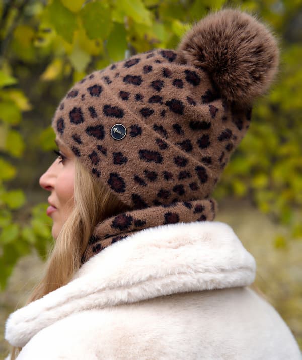 Varm vintermössa för kvinnor med POMPOM-mössa, MODIG, leopardmönster, Polskt tryck