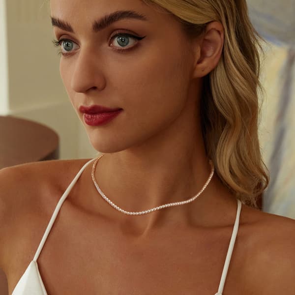 Elegant silverhalsband med snäckspärlor och justerbar längd