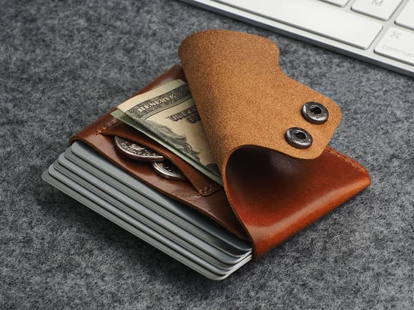 HOBBY-lompakko ja Nomad-konjakinvärinen avaimenperä