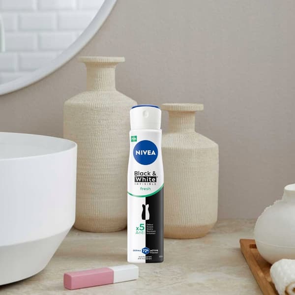 NIVEA Black & White Fresh antiperspirant spray 250 ml