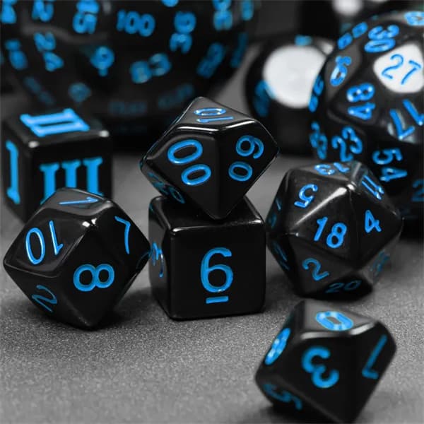 RPG-tärningar svarta och blå set med 15 tärningar