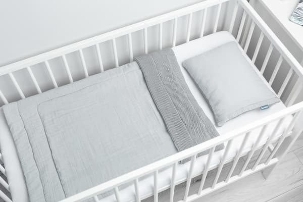 STRIKKET BARNESENGE MED MUSLIN, GRÅ