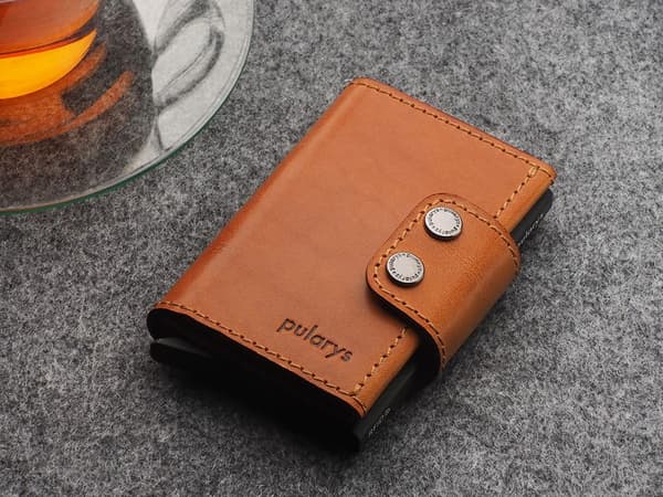 DOPPIO plånbok tillverkad av Nomad cognac-läder