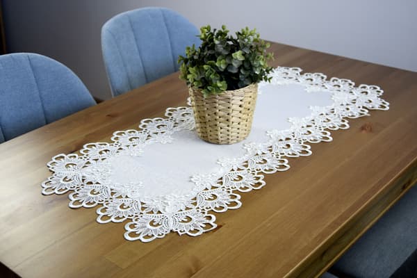 Krämfärgad bordslöpare med guipurespets 40/85
