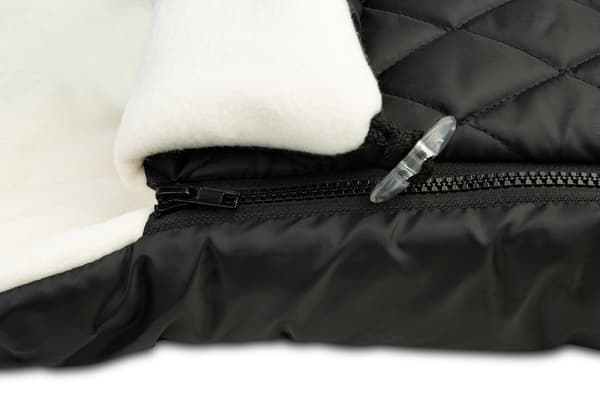 QUILTAD FLEECE SOVSÄCK SVART