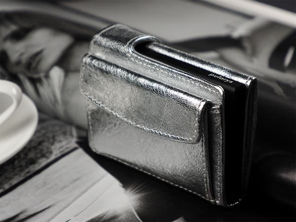 SOLO Max plånbok i glänsande Regalia-läder i silver
