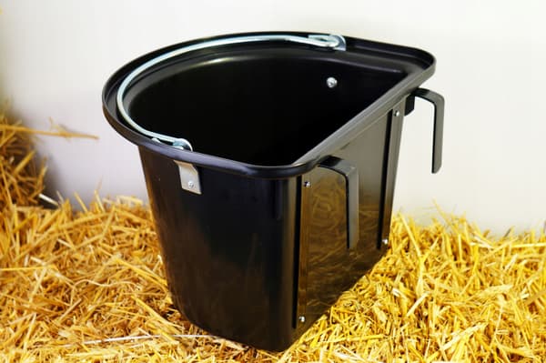Fodertråg med slinga och båge, 12 l, SVART