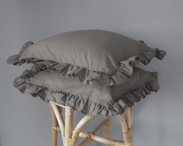 Bomuldspudebetræk 40x40 Pure med flæser Varm Grå 2 stk.