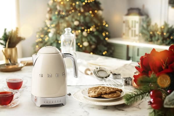 SMEG KLF03CREU vedenkeitin kermanvärinen