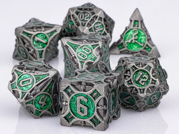 RPG-tärningar i skogen, set med 7 metalltärningar