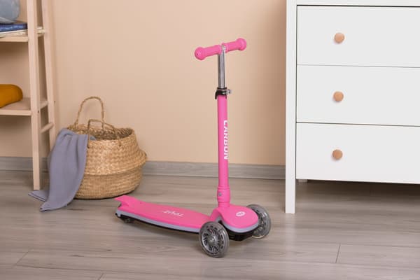 3-hjulig rosa sparkcykel i kolfiber