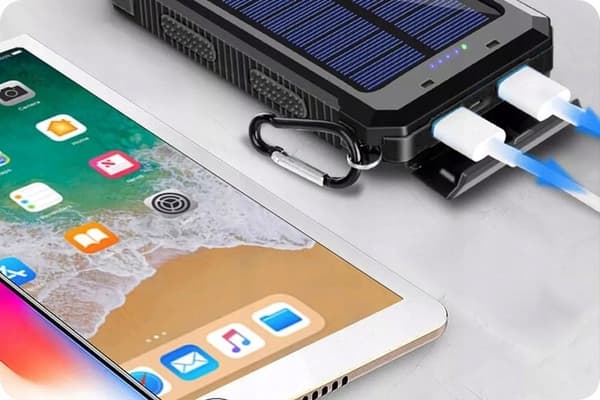 Aurinkovirtalähde 8000 mAh + taskulamppu ja kompassi