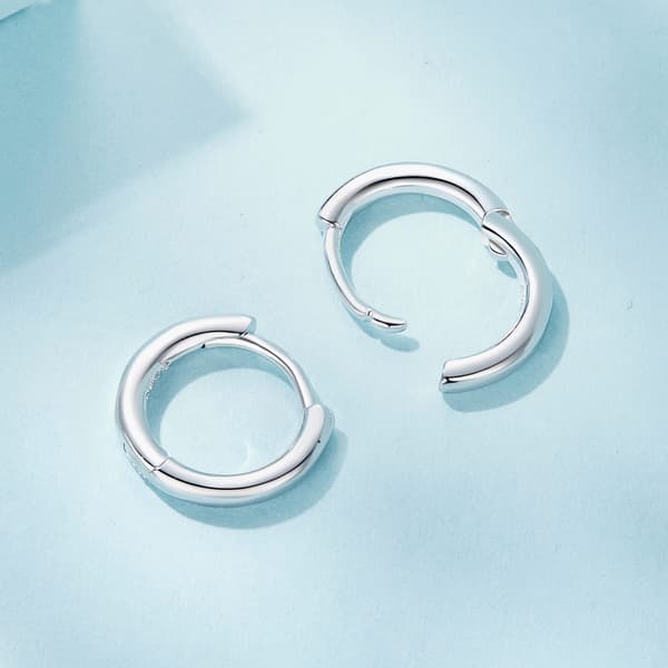 Eleganta klassiska ringörhängen i silver med spänne, storlek S