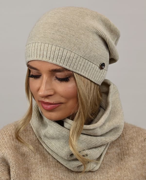 Varm damesæthue med snood beige B1
