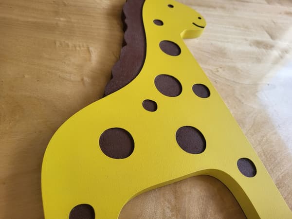 Girafhylde til børneværelset