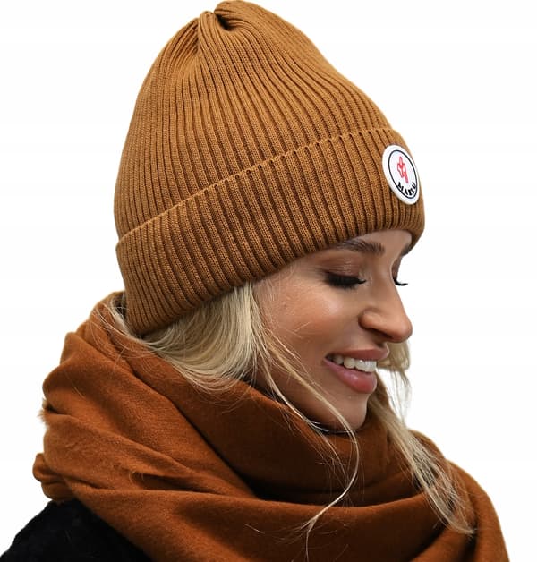 Stilfuld efterårshat til kvinder med logo i karamel n1