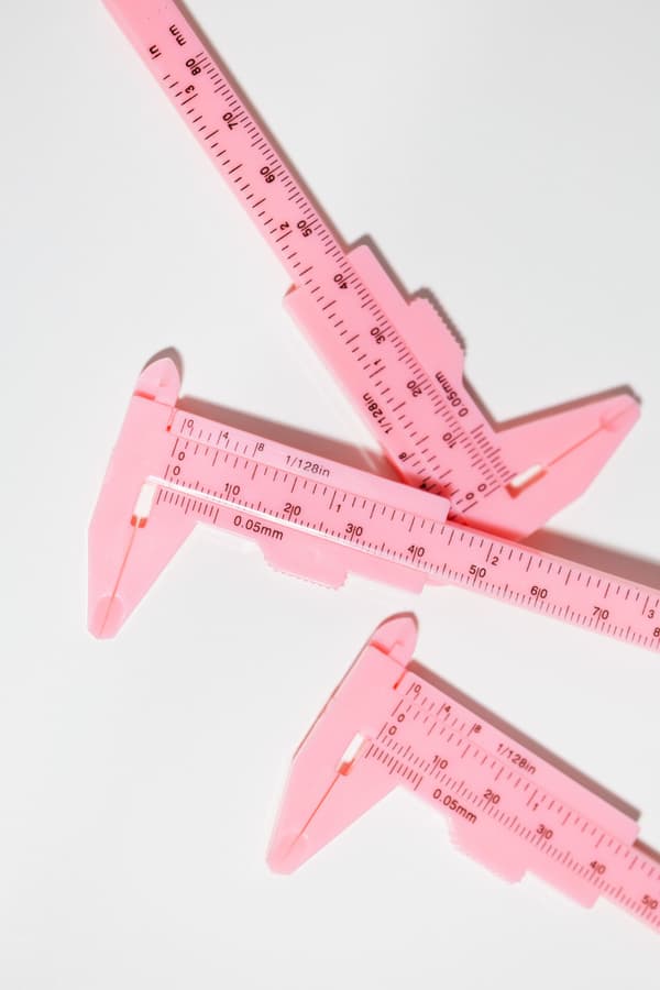 Lille kaliber til måling af øjebrynssymmetri pink til permanent makeup