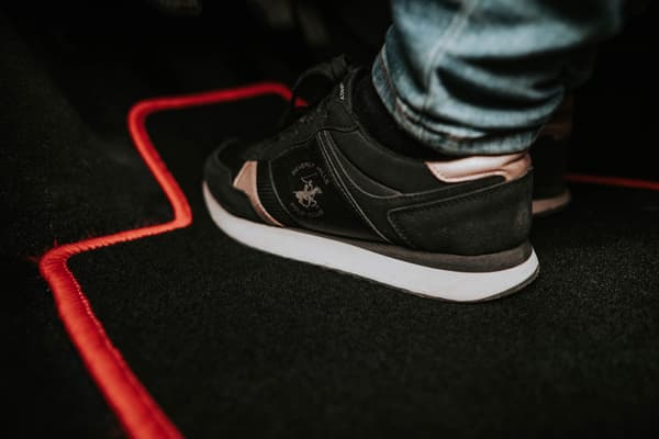 Velourmåtter med rød kant til Ford Connect kombivan (2003-2012)