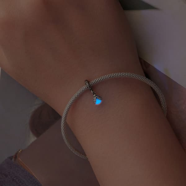 Silverhänge med lysande GLOWBUG, silverpärlor i 925-storlek