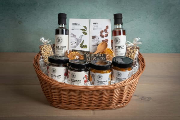 Giftkorgsset frukter sirap kaffe te siraper choklad