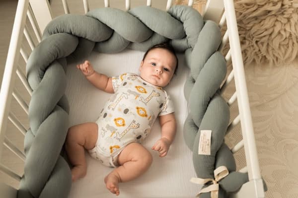 Flätad muslin spjälsängsskydd 200 cm grön