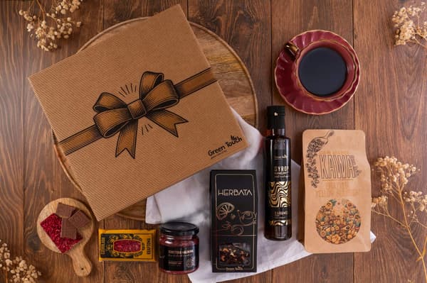 Presentask te kaffe karamellsirap hallonsylt choklad