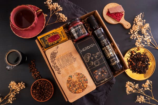 Gavesæt te kaffe karamelsirup hindbærmarmelade chokolade