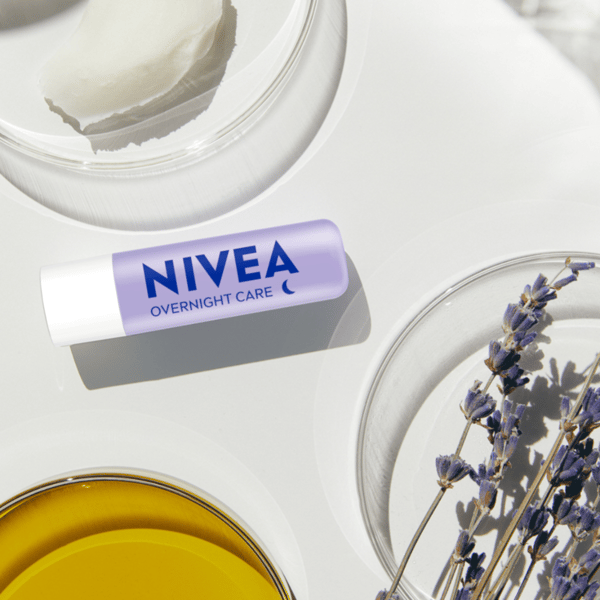 002507 NIVEA Nærende læbepomade Overnight Care 4,8g