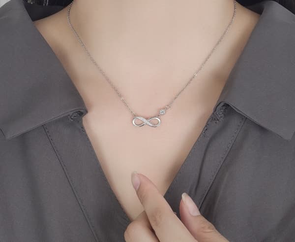 DAM SILVERHALSBAND LÅNG KEDJA MED ZIRKON INFINITY