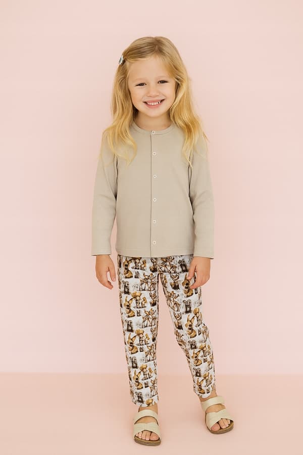 Barnpyjamas BOMULL 110 med knapp för SJUKHUSET BEIGE DEER