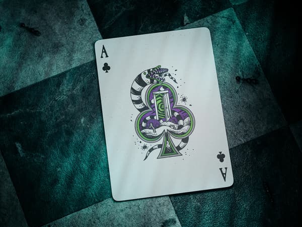 Theory 11 Beetlejuice -pelikortit, 1 pakka, puulaatikossa