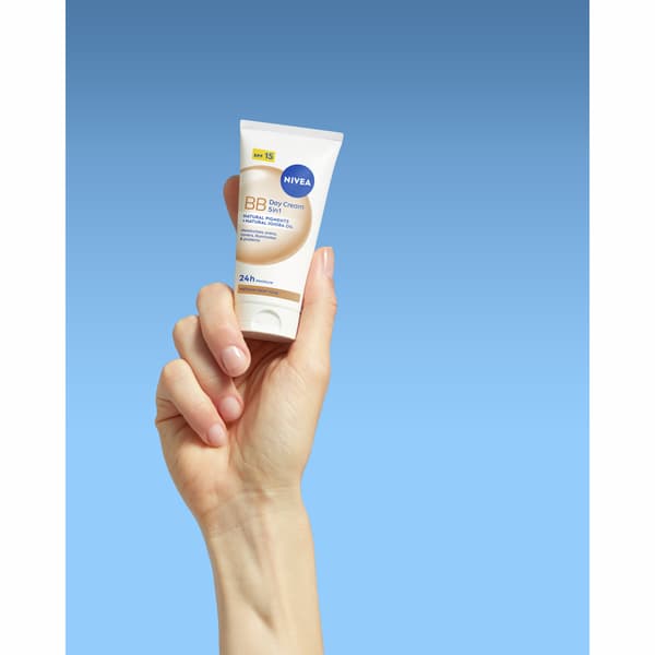 NIVEA BB 5in1 Päivävoide SPF 15 24h kosteutus, vaalea sävy 50 ml