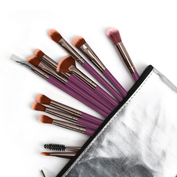 Sett med 18 professionella makeuppenslar present för sminkör