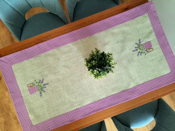 Lavendel Bordløber 60/120 Lilla Prikket Striber