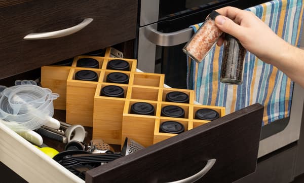 BAMBU KRYDDORGANIZER 14 BURKAR 48 ETIKETTER kök