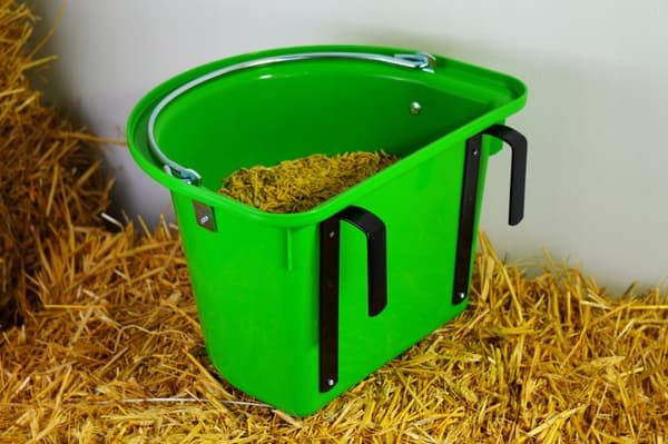 Fodertråg med slinga och båge 12 l, GRÖN