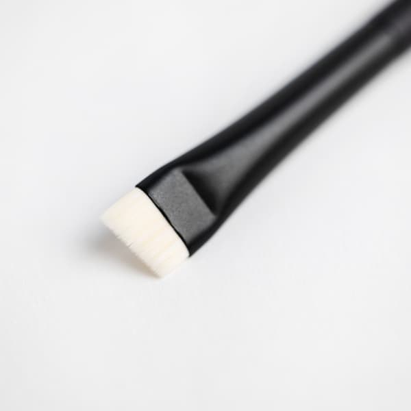 Skrå sort pensel til forberedende tegning til permanent makeup