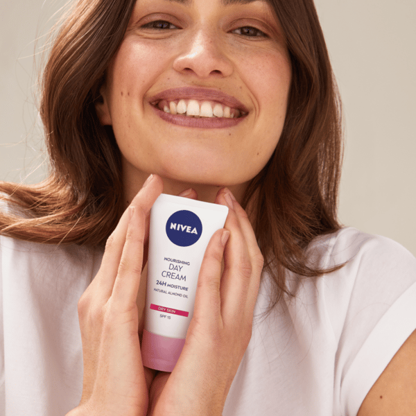 935540 NIVEA 24h kosteuttava ravitseva päiväkermo SPF 15