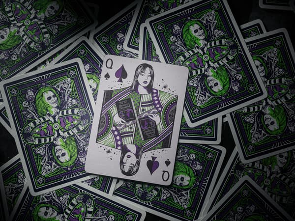 Theory 11 Beetlejuice -pelikortit, 1 pakka, puulaatikossa