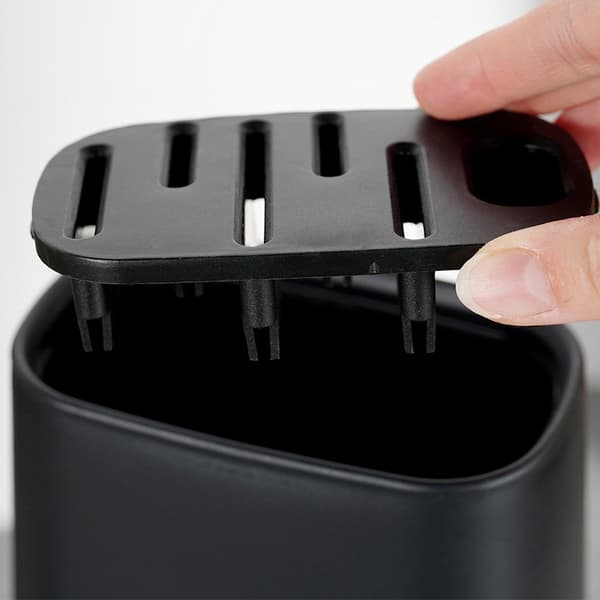 Sort knivholder med rum