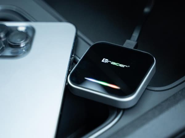 TRACER CarLink PRO langaton sovitin CarPlaylle ja Android Autolle, musta ja hopea