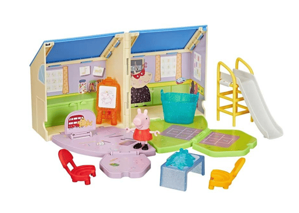 Peppa Gris -taiteleva päiväkoti leikkipaikalla - G0530