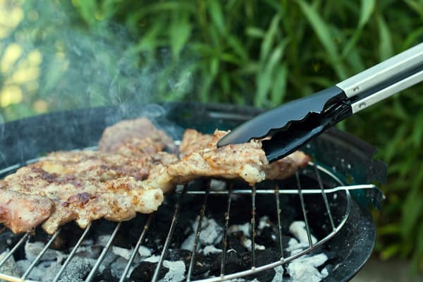 KÖKSTUNGA HÄNDER FÖR SERVERING, SERVERING, KÖTT, GRILLNING, SALLAD