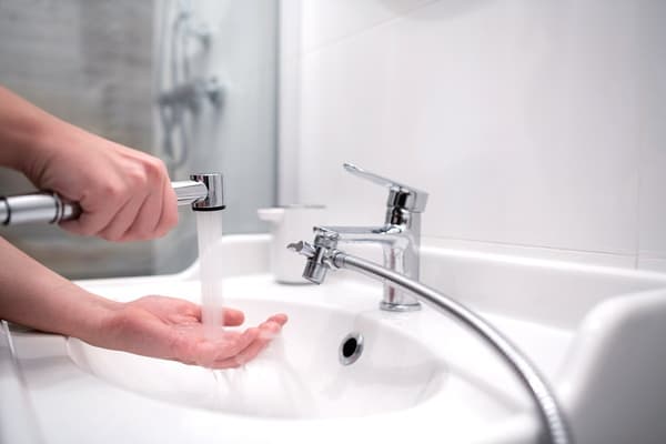 Sprøjtesæt med punktbidet og ventil