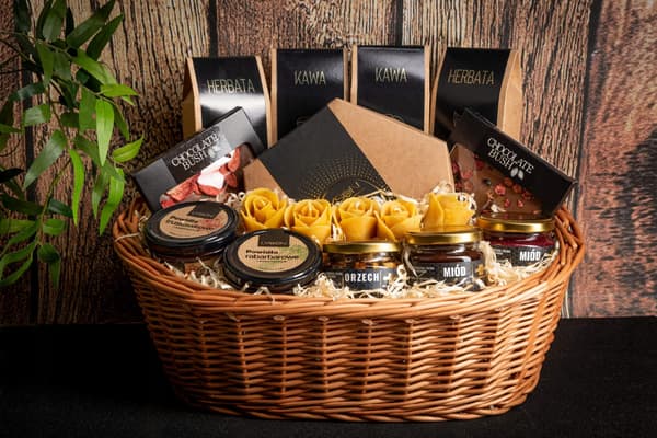 Stor presentkorg med teer, sylt och trufflar