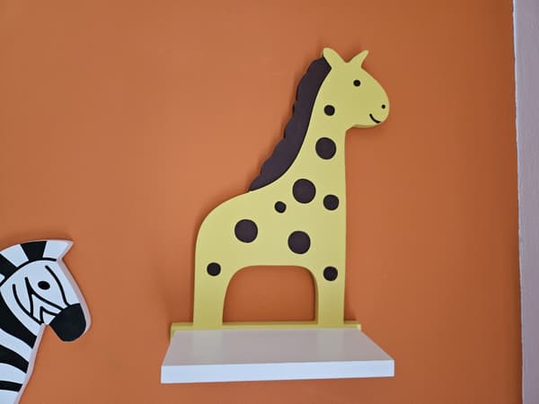 Girafhylde til børneværelset