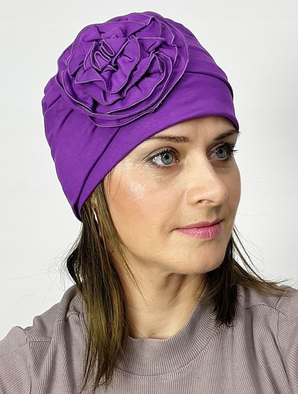 Lilla Dalia-turban lavet af bambus-dobbelthat, også efter kemoterapi