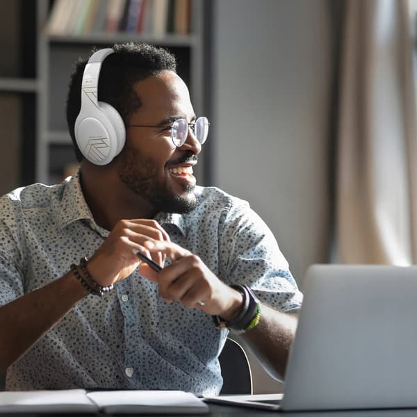 PowerLocus P19 Bluetooth-hovedtelefoner med 4 EQ-tilstande, 60 timer, foldbare med etui