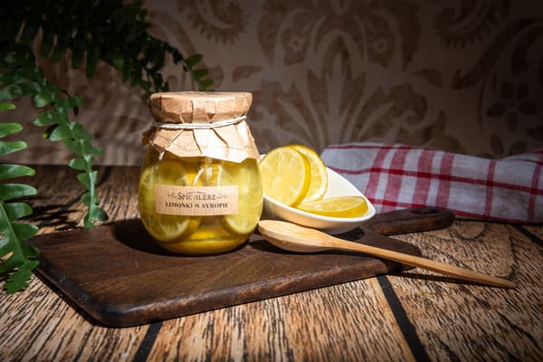 Citroner i sirap tillskott för tecocktail