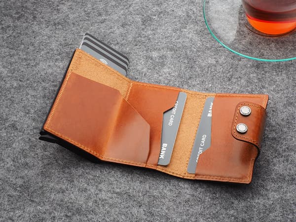 DOPPIO plånbok tillverkad av Nomad cognac-läder